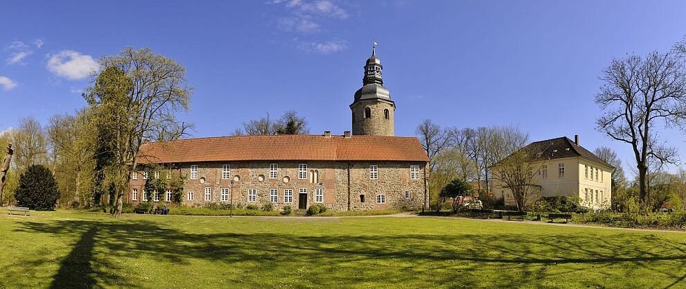 Park mit Kloster, Kirche und Amtsgericht