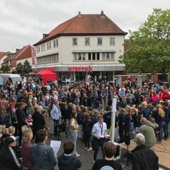 Kinderrechtefest Kommando Kids Zeven 2.6.2024; Beginn der Vernastaltung; zu sehen ist der Gosekamp Schulchor vor der Bühne sowie das Publikum