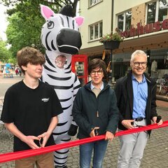 Kinderrechtefest Kommando Kids Zeven 2.6.2024;offizielle Einweihung der Straße der Kinderrechte in der Schulstraße; zu sehen sind v.l.n.r. Jonte vom Deutschen Kinderhilfswerk, Maskotchen Zevi Sabine Rakowitz (stellv. für Elisabeth Prosotowitz) und Stadtbüergemeister Jens Petersen 