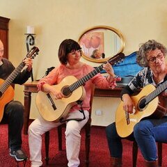 2 Gitarrenschüler mit Tilman Purrucker im Unterricht