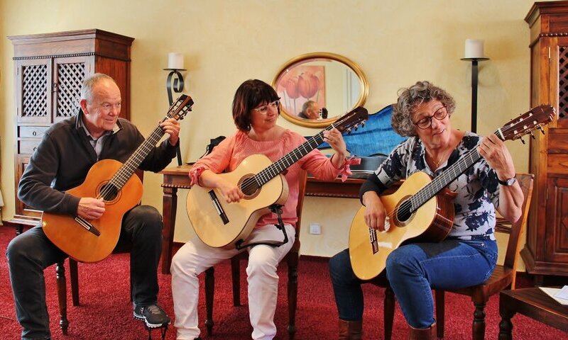 2 Gitarrenschüler mit Tilman Purrucker im Unterricht