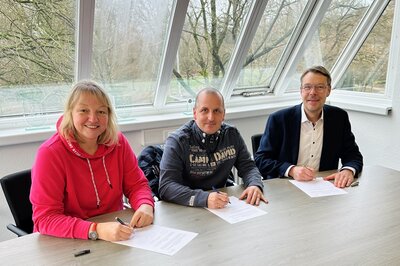 Neuer Vorstand des Familienbeirates unterschreibt Formulare