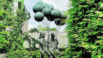 Kinder mit Luftballons von Claus Homfeld / Foto: Christian Eckhoff
