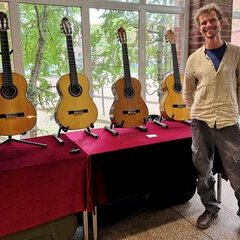 Gitarrenbauer stellt Gitarren vor