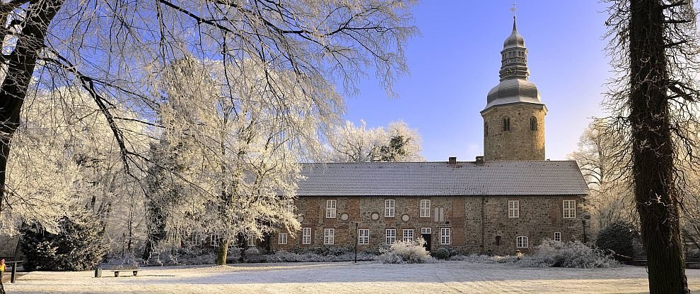 Winterimpressionen Park mit Kloster