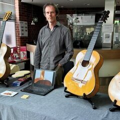 Gitarrenbauer stellt Gitarren vor