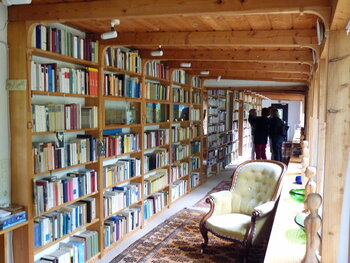 Gut gefüllte Bücherregale in einem Gang im Haus Kreienhoop.