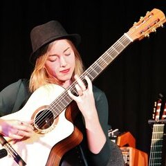 Karlijn Langendijk mit Gitarre