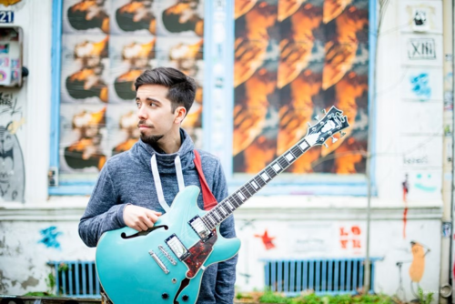 Foto von Lucas Etcheverria mit Gitarre